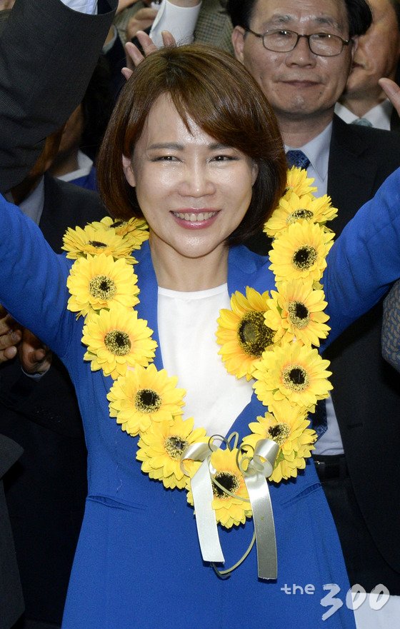 전현희 더불어민주당 강남을 후보가 14일 새벽 서울 강남구 선거사무소에서 제20대 국회의원 선거 개표방송을 보다 당선이 유력해지자 환호하고 있다. 2016.4.14/뉴스1  <저작권자 © 뉴스1코리아, 무단전재 및 재배포 금지>