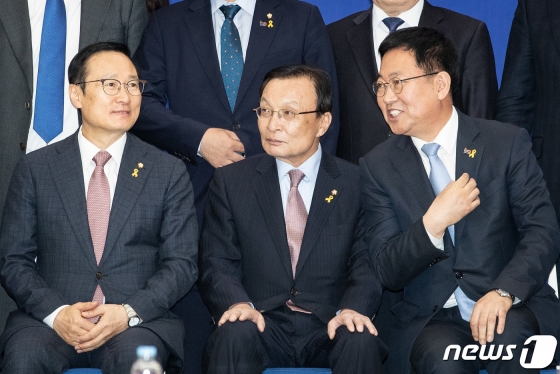 이해찬 더불어민주당 대표(가운데)가 지난해 4월17일 인천시청에서 열린 더불어민주당 인천광역시 예산정책협의회에서 홍영표 원내대표(왼쪽), 박남춘 인천시장과 대화하고 있다. / 사진제공=뉴스1