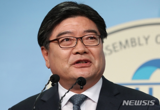 【서울=뉴시스】김명원 기자 = 김용진 전 기획재정부 2차관이 13일 오후 서울 여의도 국회 정론관에서 더불어민주당 입당후 포부를 이야기 하고 있다. 2019.11.13. kmx1105@newsis.com