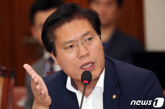 (서울=뉴스1) 김명섭 기자 = 송석준 자유한국당 의원이 12일 서울 여의도 국회에서 열린 국토교통위원회 전체회의에서 김현미 국토교통부 장관에게 질의를 하고 있다. 2019.7.12/뉴스1 <저작권자 © 뉴스1코리아, 무단전재 및 재배포 금지>