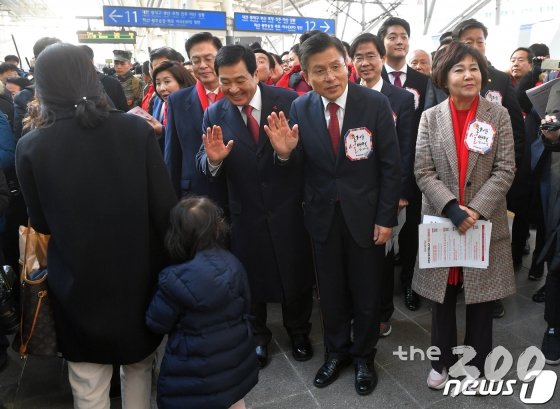 (서울=뉴스1) 신웅수 기자 = 황교안 자유한국당 대표와 심재철 원내대표가 민족대명절 설 연휴를 하루 앞둔 23일 오전 서울역에서 귀성객들에게 인사를 하고 있다. 2020.1.23/뉴스1 <저작권자 © 뉴스1코리아, 무단전재 및 재배포 금지>