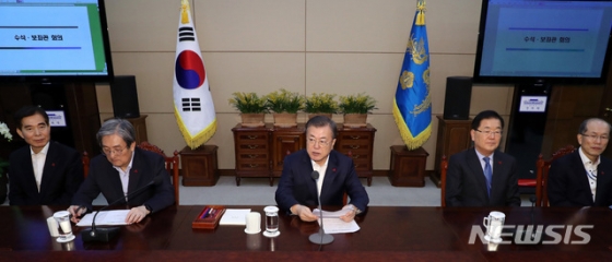 [서울=뉴시스]박영태 기자 = 문재인 대통령이 20일 청와대에서 열린 수석 보좌관회의에 참석해 발언하고 있다. 2020.01.20.  since1999@newsis.com