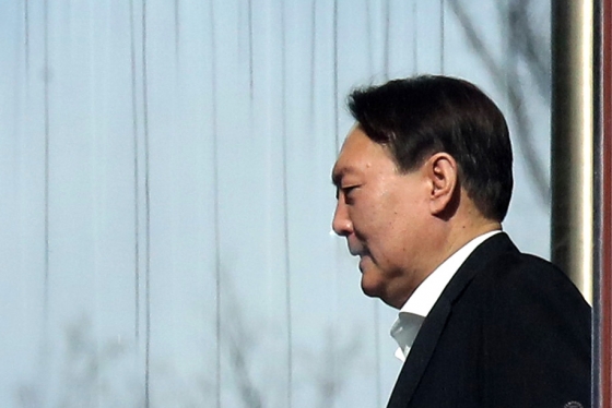 윤석열 검찰총장이 13일 서울 서초구 대검찰청에서 점심 식사를 위해 이동하고 있다. / 사진=이기범 기자 leekb@