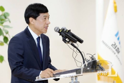 이성윤 신임 서울중앙지검장이 13일 오전 서초구 서울중앙지검에서 열린 '제61대 서울중앙지방검찰청 검사장 취임식'에서 취임사를 하고 있다. / 사진=이기범 기자 leekb@