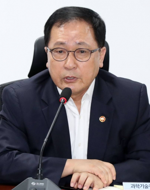 유영민 과학기술정보통신부 장관이 지난해 8월28일 오전 서울 여의도 국회 의원회관에서 열린 일본 수출규제 대응 당정청 상황점검 및 대책위원회 2차 회의에서 발언하고 있다. / 사진=홍봉진 기자 honggga@