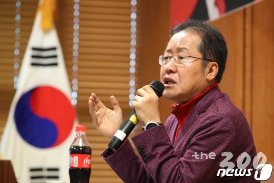 (경산=뉴스1) 공정식 기자 = 홍준표 전 자유한국당 대표가 지난해 11월 경북 경산시 영남대학교 정치행정대학 523호에서 열린 'Talk 쏘는 남자 홍준표의 Talk Show'에서 학생들의 다양한 질문에 답하고 있다. 2019.11.27/뉴스1  <저작권자 © 뉴스1코리아, 무단전재 및 재배포 금지>