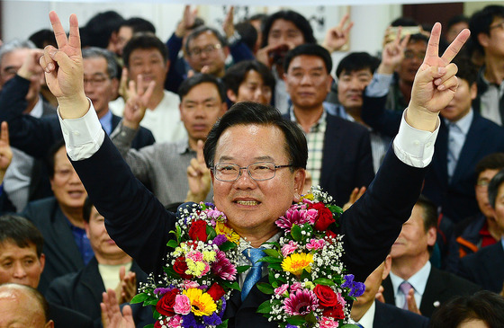 김부겸 더불어민주당 대구 수성구갑 후보가 2016년 4월 13일 대구시 수성구 선거사무소에서 당선이 확실해지자 당선 세리머니를 하고 있다. /사진=뉴스1.