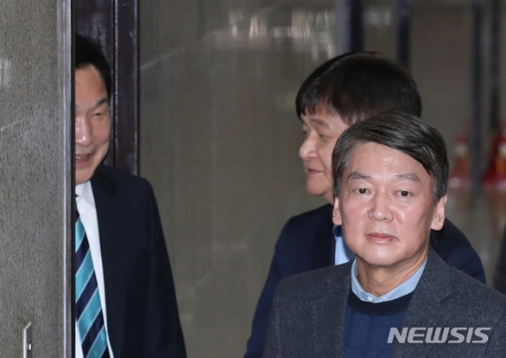 [서울=뉴시스] 고승민 기자 = 안철수 전 의원이 27일 서울 여의도 국회에서 손학규 바른미래당 대표와 당 현안 문제를 논의하기 위한 비공개 회동을 마친 후 회의실을 나서고 있다. 2020.01.27.        kkssmm99@newsis.com