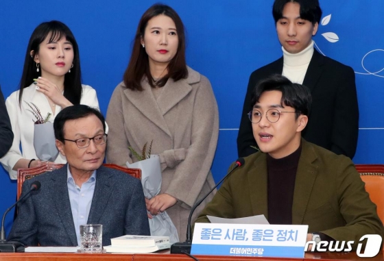 29일 오후 더불어민주당 인재영입위원회가 내년 총선을 앞두고 두 번째 영입인재로 발표한 만 26세 청년 원종건씨가 서울 여의도 국회에서 열린 인재영입 발표식에서 입당소감을 말하고 있다. 원종건씨 는 "우리 사회로부터 받은 관심과 사랑을 정치를 통해 돌려드리겠다"고 말했다./사진=뉴스1