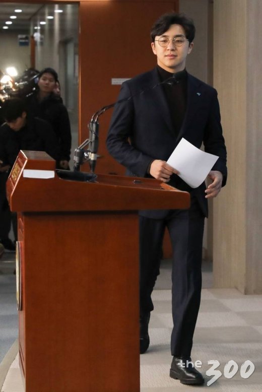 미투 논란 의혹이 제기된 더불어민주당 영입인재 2호 원종건 씨가 28일 오전 서울 여의도 국회 정론관에서 영입인재 자격을 자진 반납하겠다는 기자회견을 하고 있다./사진=홍봉진 기자