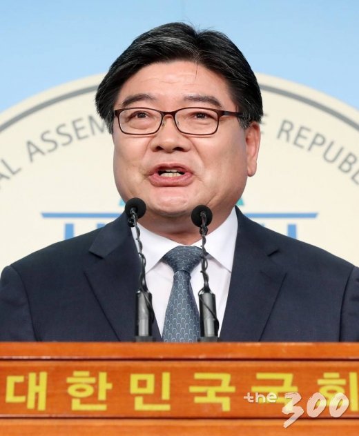 김용진 전 기획재정부 제2차관이 13일 오후 서울 여의도 국회 정론관에서 열린 더불어민주당 입당 기자회견에서 발언하고 있다. / 사진=홍봉진 기자 honggga@