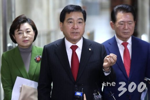 자유한국당 심재철 원내대표가 21일 서울 여의도 국회에서 열린 의원총회를 마친 뒤 취재진 질의에 답하고 있다. / 사진=홍봉진 기자 honggga@