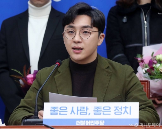 더불어민주당 내년 총선 두 번째 영입인재 원종건 씨가 29일 오후 서울 여의도 국회에서 입당 소감을 말하고 있다. / 사진=홍봉진 기자 honggga@