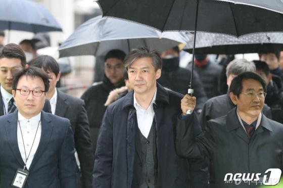 (서울=뉴스1) 이승배 기자 = ‘감찰 무마’ 의혹을 받고 있는 조국 전 법무부 장관이 26일 오전 서울 송파구 동부지방법원에서 구속 전 피의자 심문(영장실질심사)을 받기 위해 출석하고 있다 . 조 전 장관은 청와대 민정수석으로 재직하던 지난 2017년 유재수 전 부산시 경제부시장의 비위를 알고도 수사기관에 알리지 않고 감찰을 중단한 의혹을 받고 있다. 2019.12.26/뉴스1 <저작권자 © 뉴스1코리아, 무단전재 및 재배포 금지>