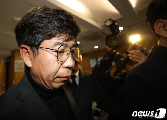 (서울=뉴스1) 이동해 기자 = 백원우 전 청와대 민정비서관(현 민주연구원 부원장)이 3일 오전 서울 서초구 서울성모장례식장에 마련된 '전 청와대 민정비서관실 특별감찰반'에서 활동 한 것으로 알려진 수사관의 빈소에서 조문을 마치고 나오고 있다. 2019.12.3/뉴스1 <저작권자 © 뉴스1코리아, 무단전재 및 재배포 금지>