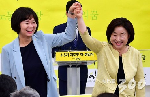 정의당 심성정 대표가 15일 오전 국회에서 열린 정의당 대표단 이·취임식에서 이정미 전 대표와 손을 잡고 있다. / 사진=홍봉진 기자 honggga@