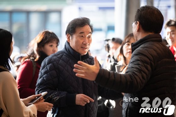 (서울=뉴스1) 유승관 기자 = 이낙연 전 총리가 24일 서울 종로구 통인시장을 방문, 상인들과 인사하고 있다. 이 전 총리는 더불어민주당의 종로 출마 제안과 공동상임선거대책위원장직을 수락했다. 2020.1.24/뉴스1 <저작권자 © 뉴스1코리아, 무단전재 및 재배포 금지>