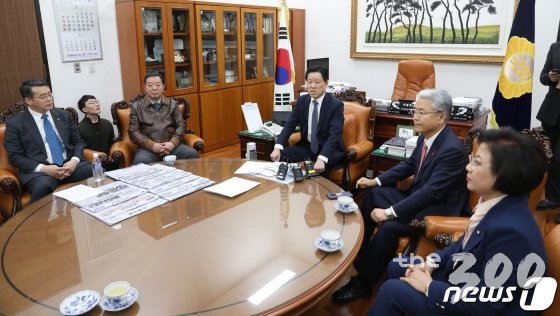 (서울=뉴스1) 임세영 기자 = 주승용 국회부의장 및 바른미래당 당권파 의원들이 28일 오전 서울 여의도 국회에서 회동을 갖고 있다. 왼쪽부터 임재훈 의원, 이찬열 의원, 주 부의장, 김동철 의원, 최도자 의원. 2020.1.28/뉴스1   <저작권자 © 뉴스1코리아, 무단전재 및 재배포 금지>