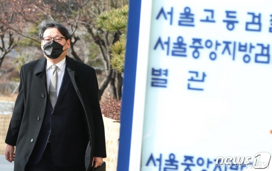 (서울=뉴스1) 송원영 기자 = 이광철 청와대 민정비서관이 29일 서울 서초구 서울중앙지검에 청와대 하명수사 및 선거개입 의혹 관련 수사를 받기 위해 출석하고 있다. 이 비서관은 2018년 울산시장 선거 당시 민정비서관실 선임행정관으로 일하며 김기현 전 울산시장 측근 비리 첩보의 생산과 이첩 과정에 개입해 선거에 부당한 영향을 끼친 혐의(공직선거법 위반)를 받고 있다. 2020.1.29/뉴스1 <저작권자 © 뉴스1코리아, 무단전재 및 재배포 금지>