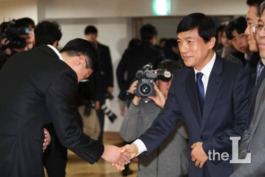 이성윤 신임 서울중앙지검장이 13일 오전 서초구 서울중앙지검에서 열린 '제61대 서울중앙지방검찰청 검사장 취임식'을 마친 뒤 직원들과 인사하고 있다. / 사진=이기범 기자 leekb@