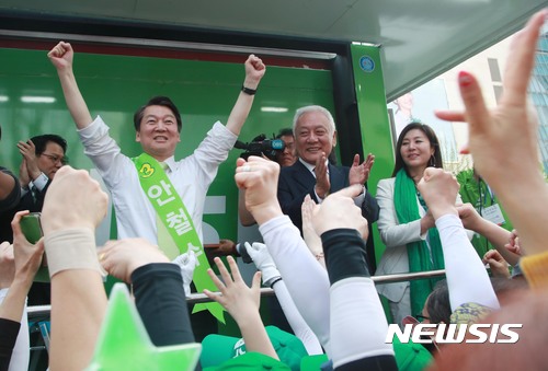 2017년 안철수 국민의당 대선후보가 경기도 안양 동안구 범계 로데오거리에서 선거운동을 하고 있다/사진=뉴시스