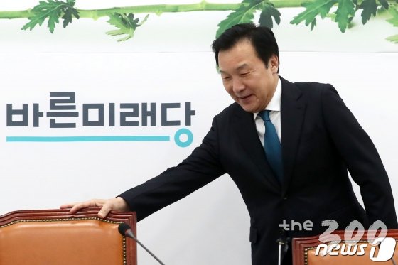 (서울=뉴스1) 임세영 기자 = 손학규 바른미래당 대표가 29일 오전 서울 여의도 국회에서 열린 제196차 최고위원회의에 참석하고 있다. 2020.1.29/뉴스1   <저작권자 © 뉴스1코리아, 무단전재 및 재배포 금지>