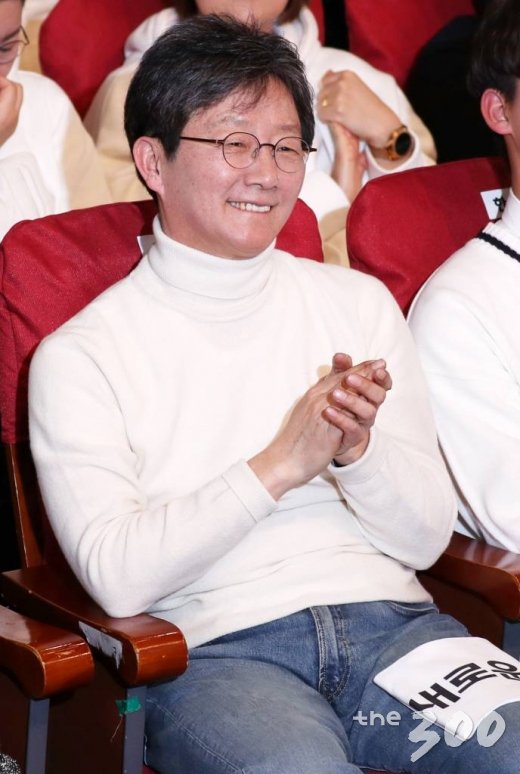 유승민 새로운보수당 인재영입위원장이 5일 오후 서울 영등포구 여의도 국회의원회관에서 열린 중앙당창당대회에서 미소를 보이고 있다. / 사진=김휘선 기자 hwijpg@