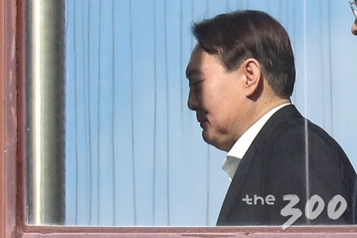 윤석열 검찰총장이 13일 서울 서초구 대검찰청에서 점심 식사를 위해 이동하고 있다. / 사진=이기범 기자 leekb@