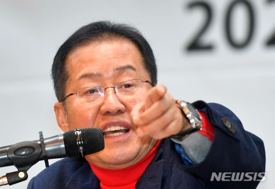 [부산=뉴시스] 하경민 기자 = 홍준표 전 자유한국당 대표가 15일 오후 부산 연제구 부산시청 대강당에서 열린 '제14회 대학생 리더십 아카데미'에 참석, 강연을 하면서 질문자를 지목하고 있다. 2020.01.15.   yulnetphoto@newsis.com