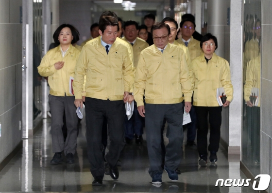 이해찬 더불어민주당 대표와 이인영 원내대표가 31일 오전 서울 여의도 국회 의원회관에서 열린 확대간부회의에 참석하고 있다./사진=뉴스1