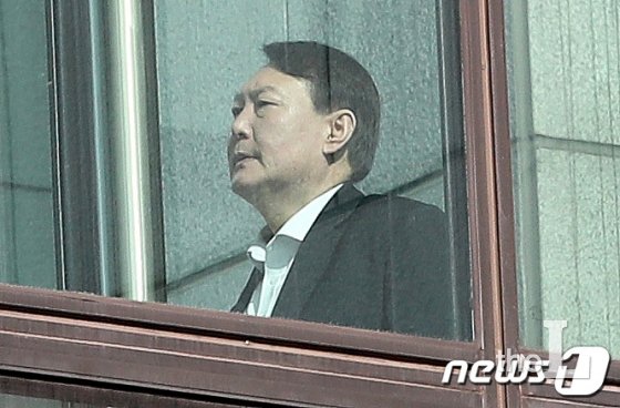 (서울=뉴스1) 박지혜 기자 = 윤석열 검찰총장이 23일 오후 서울 서초동 대검찰청에서 점심식사를 하기 위해 이동하고 있다. 한편 법무부는 이날 고검 검사급(차장·부장급) 257명, 일반검사 502명 등 검사 759명에 대한 인사를 다음달 3일자로 단행했다. 지난 13일자 검찰 고위간부 인사에 이은 추미애 법무부 장관의 2차 검찰 인사다. 2020.1.23/뉴스1 <저작권자 © 뉴스1코리아, 무단전재 및 재배포 금지>