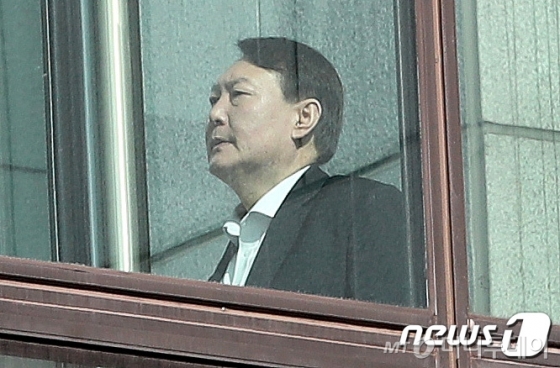 (서울=뉴스1) 박지혜 기자 = 윤석열 검찰총장이 23일 오후 서울 서초동 대검찰청에서 점심식사를 하기 위해 이동하고 있다. 한편 법무부는 이날 고검 검사급(차장·부장급) 257명, 일반검사 502명 등 검사 759명에 대한 인사를 다음달 3일자로 단행했다. 지난 13일자 검찰 고위간부 인사에 이은 추미애 법무부 장관의 2차 검찰 인사다. 2020.1.23/뉴스1 <저작권자 © 뉴스1코리아, 무단전재 및 재배포 금지>