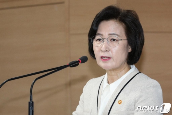 (서울=뉴스1) 성동훈 기자 = 추미애 법무부 장관이 31일 오전 서울 종로구 정부서울청사에서 '특권 없는 공정한 사회를 위한 권력기관 개혁 후속조치 추진 계획' 발표 후 질의응답을 하고 있다. 2020.1.31/뉴스1 <저작권자 © 뉴스1코리아, 무단전재 및 재배포 금지>