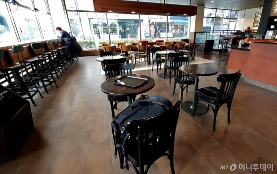 중국에서 시작된 신종 코로나바이러스(우한 폐렴) 공포가 확산되고 있는 28일 오전, 국내 세번째 확진자가 방문했던 경기 고양시 일산 한 스타벅스 매장이 한산한 모습을 보이고 있다. / 사진=강민석 기자 msphoto94@