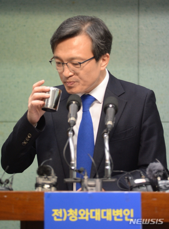 [전주=뉴시스] 김얼 기자= 김의겸 전 청와대 대변인이 19일 전북 전주시 전북도의회 브리핑룸에서 국회의원 출마 기자회견을 열고 물을 마시고 있다. 2019.12.19.   pmkeul@newsis.com