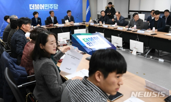 원혜영 더불어민주당 공천관리위원장이 지난달 21일 오후 서울 여의도 당사에서 열린 공천관리위원회 회의를 주재하고 있다. / 사진제공=뉴시스