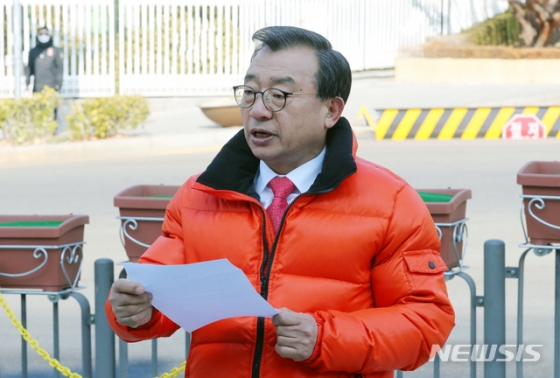 [서울=뉴시스]배훈식 기자 = 무소속 이정현 의원이 4일 오전 서울 종로구 경복궁 신무문 앞에서 제21대 국회의원선거 종로구 출마를 선언하고 있다. 2020.02.04.   dahora83@newsis.com