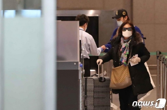 (인천공항=뉴스1) 허경 기자 = 신종 코로나바이러스 감염증 확산을 막기 위해 중국으로부터의 입국절차 강화 대책에 따른 후속조치로 중국인 전용 입국장이 별도로 신설된 4일 인천국제공항 제1터미널에 중국에서 온 관광객들이 입국하고 있다.  보건당국에 따르면 4일 0시부터 시작되는 ‘후베이성 방문 외국인 입국 제한’ 대책에 따라 인천국제공항 제1터미널에 2곳, 제2 터미널에 1곳 등 중국 전용 입국장 총 3곳이 설치했다. 2020.2.4/뉴스1  <저작권자 © 뉴스1코리아, 무단전재 및 재배포 금지>
