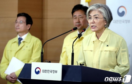 (서울=뉴스1) 박정호 기자 = 강경화 외교부 장관이 30일 낮 종로구 세종대로 정부서울청사에서 신종 코로나바이러스 감염증 대책 관련 관계부처 합동브리핑에서 취재진의 질문에 답하고 있다. 정부는 인천공항 등 검역소에 인력 250명 배치에 이어 106명을 추가배치하고, 우한에서 입국 교민 사용 임시생활시설은 1인 1실(화장실, 샤워실 포함)로 운영하고 외부 출입과 면회 절대 금지하고 확보된 예산이 부족하거나 추가 소요 발생할 경우 금년 예산에 편성된 목적 예비비(2조원)를 통해 지원하고 중국에 총 500만달러 규모의 인도적 지원 적극 검토하는 등의 대책을 발표했다. 이날 합동브리핑에는 박능후 신종 코로나바이러스감염증 중앙사고수습본부장(보건복지부 장관), 강 장관, 진영 행정안전부 장관, 박양우 문화체육관광부 장관, 김용범 기획재정부 1차관이 참석했다. 2020.1.30/뉴스1   <저작권자 © 뉴스1코리아, 무단전재 및 재배포 금지>