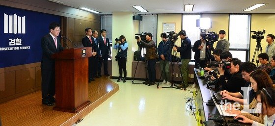 이영렬 서울중앙지검장이 20일 오전 서울 서초동 서울중앙지검에서 '최순실 게이트' 중간수사 결과를 발표하고 있다.    검찰은 이날 최순실(60)씨와 안종범(57) 전 청와대 정책조정수석, 정호성(47) 전 청와대 부속비서관을 직권남용·강요미수·사기 미수 등, 정호성 공무상기밀누설 등으로 각각 기소했다. 2016.11.20/뉴스1