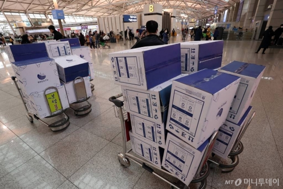 신종 코로나바이러스 감염증이 확산되고 있는 가운데 4일 인천국제공항 제1터미널 출국장에서 중국인 관광객이 대량으로 구매한 마스크 박스가 쌓여 있다. / 사진=이기범 기자 leekb@