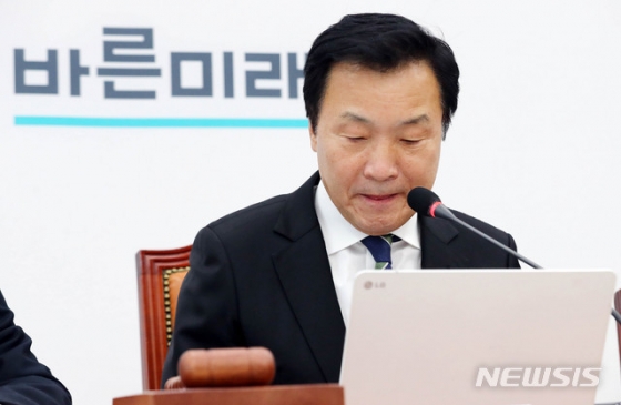 [서울=뉴시스 장세영 기자 = 손학규 바른미래당 대표의 최측근으로 분류돼 온 3선의 이찬열 의원의 탈당 다음날인 5일 서울 여의도 국회 바른미래당 회의실에서 열린  제199차 최고위원회의에 손학규 바른미래당 대표가 참석해 생각에 잠겨 있다. 2020.02.05.   photothink@newsis.com