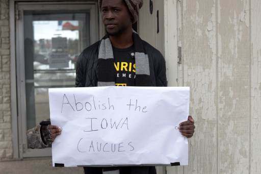 '아이오와 코커스를 폐지하라'는 푯말을 들고 있는 한 시민/사진=AFP