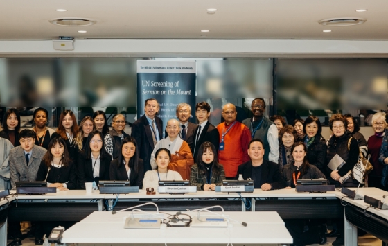 장편 영화 '산상수훈'의 감독 대해스님(가운데)이 시사회를 본 UN관계자들과 사진 촬영을 하고 있다. /사진제공=김상철 PD