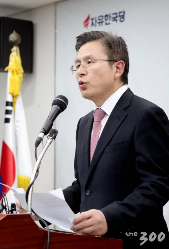 &amp;amp;nbsp;황교안 자유한국당 대표가 7일 오후 서울 영등포구 당사에서 21대 총선 종로 출마 기자회견을 하고 있다.