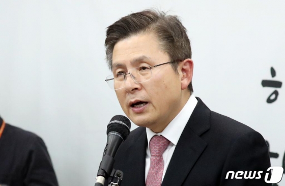 황교안 자유한국당 대표가 7일 서울 영등포구 당사에서 21대 총선 종로 출마 기자회견을 하고 있다./사진=뉴스1