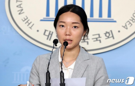 강민진 정의당 대변인이 지난달 2일 서울 여의도 국회 정론관에서 자유한국당의 비례자유한국당 등록 추진 관련 브리핑을 하고 있다. /사진=뉴스1
