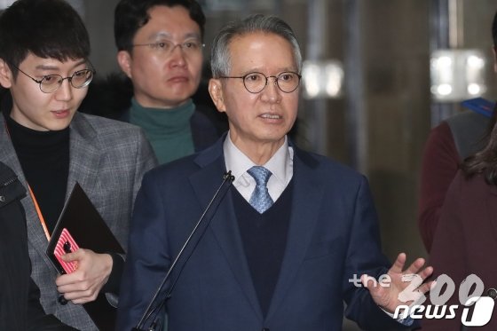 (서울=뉴스1) 임세영 기자 = 김형오 위원장이 5일 오후 서울 여의도 국회에서 열린 자유한국당 공천관리위원회 회의에 참석하기 앞서 취재진의 질문에 답하고 있다. 2020.2.5/뉴스1