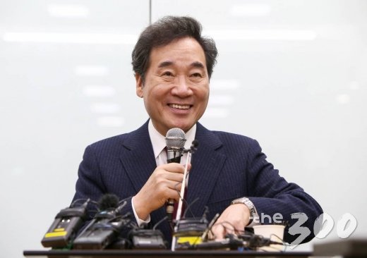 이낙연 전 국무총리가 23일 오전 서울 용산역에서 더불어민주당 지도부와 귀성인사를 마친 뒤 4·15 총선 공동상임선대위원장직 제안과 종로 출마 관련 입장을 밝히고 있다./사진=김창현 기자