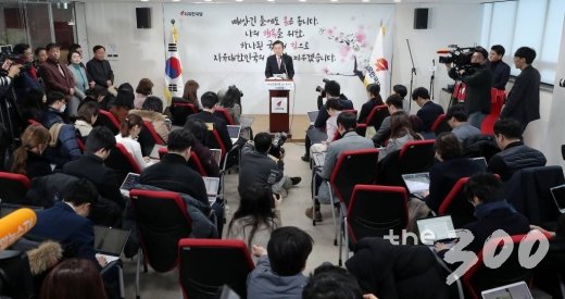 황교안 자유한국당 대표가 7일 오후 서울 영등포구 당사에서 21대 총선 종로 출마 기자회견을 하고 있다./사진=김창현 기자